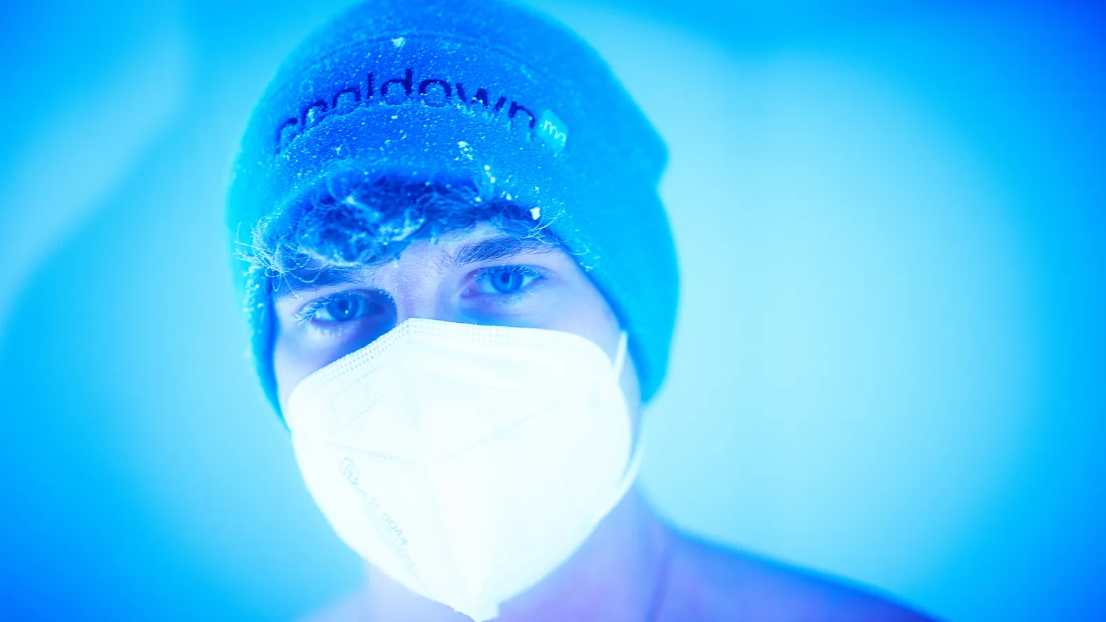 Gast mit cooldown.me-Mütze und Maske in der Kältekammer